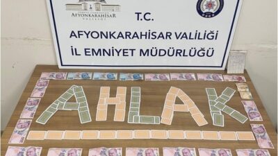 FYONKARAHİSAR’DA BİR KAHVEHANEYE BASKIN DÜZENLEYEN EKİPLER 8 KİŞİYİ KUMAR OYNARKEN