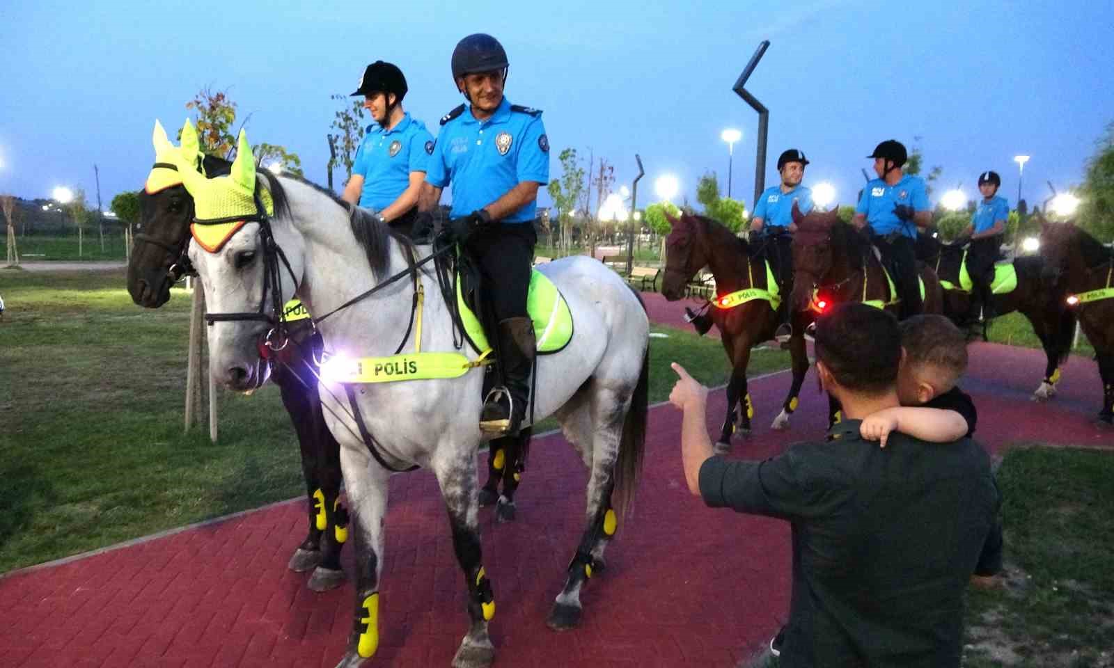 Kütahya’da devriye gezen atlı polislere vatandaşlardan ilgi