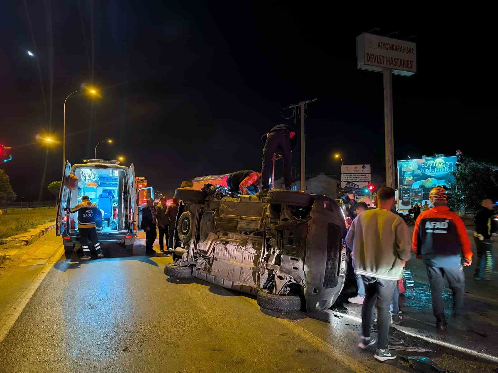 AFYONKARAHİSAR’DA OTOMOBİL İLE KAMYONETİN ÇARPIŞTIĞI KAZADA 3 KİŞİ YARALANIRKEN, YARALILAR