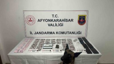 AFYONKARAHİSAR’DA OTOMOBİL İLE UYUŞTURUCU SERVİSİ YAPAN ÇETE JANDARMANIN OPERASYONU İLE