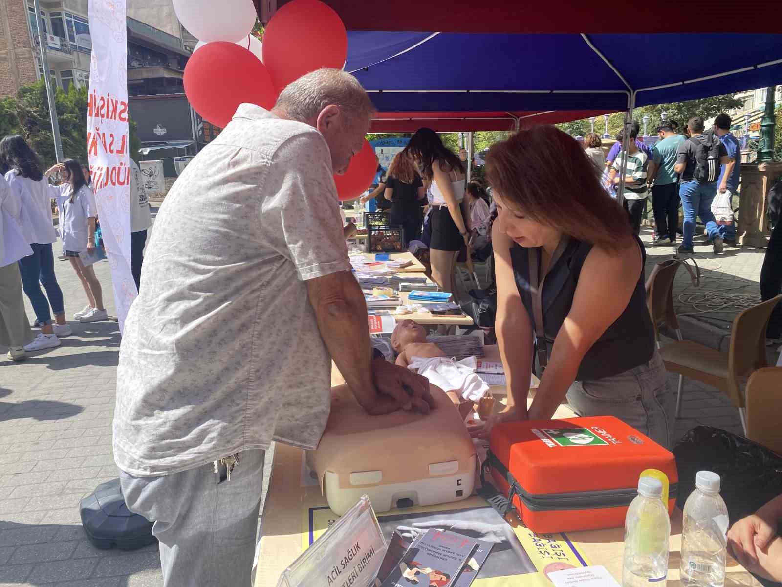 (ÖZEL) Vatandaşlar Halk Sağlığı Haftası etkinlikleri ile bilgileniyor