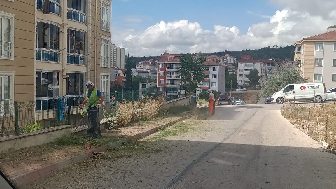 Park bahçe ve oyun alanlarında ot temizliği yapılıyor