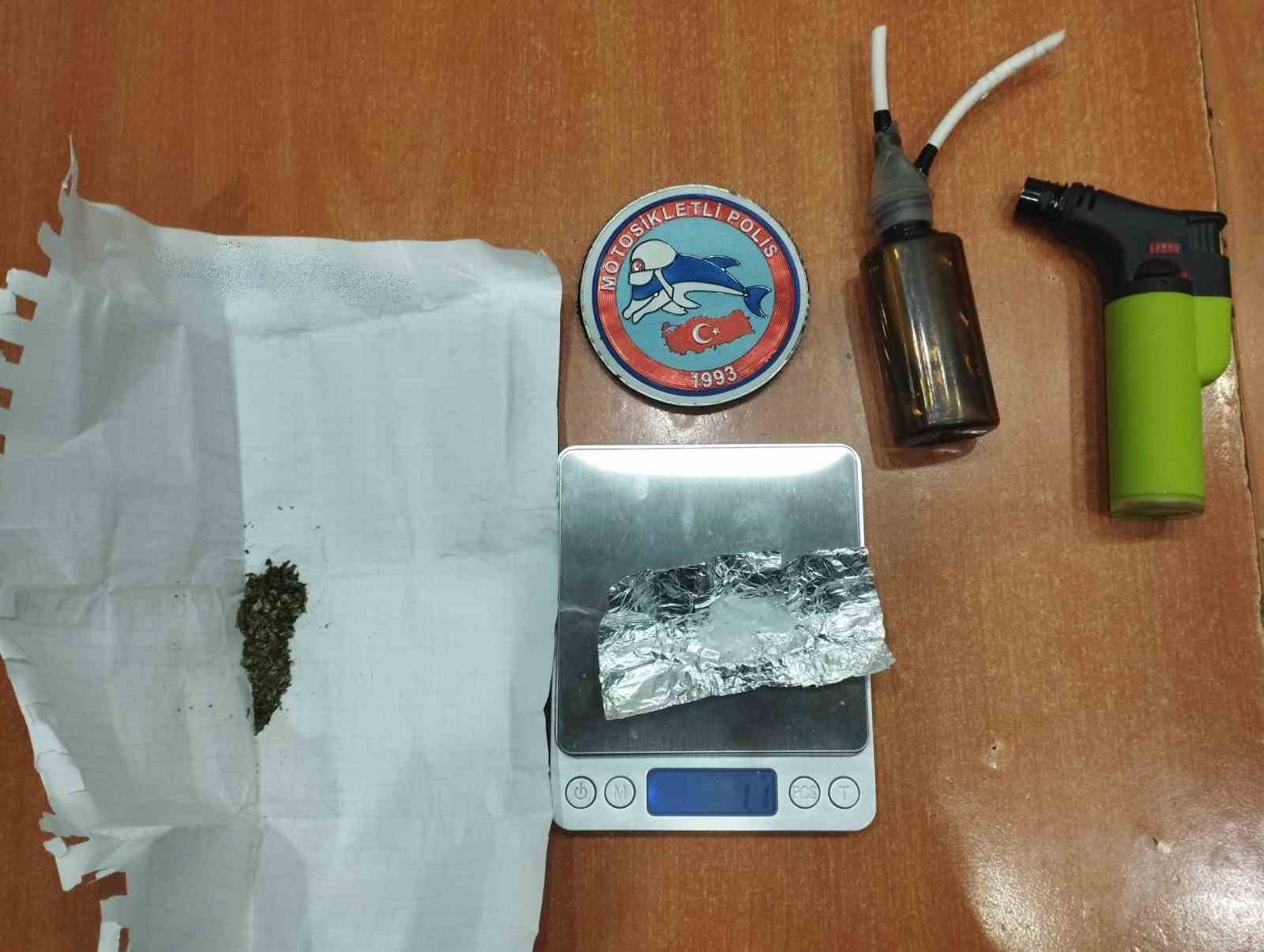 AFYONKARAHİSAR’DA POLİS TARAFINDAN GERÇEKLEŞTİRİLEN ŞOK UYGULAMALARDA RUHSATSIZ SİLAHLAR VE UYUŞTURUCULAR