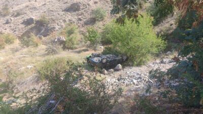 AFYONKARAHİSAR’DA TAKLA ATARAK ŞARAMPOLE YUVARLANAN OTOMOBİLDE İKİSİ ÇOCUK 4 KİŞİ