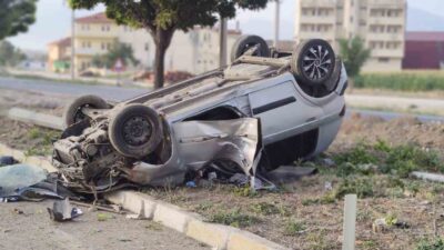 AFYONKARAHİSAR’DA KONTROLDEN ÇIKARAK ORTA REFÜJE TAKLA ATIP HURDAYA DÖNEN ARAÇTAKİ