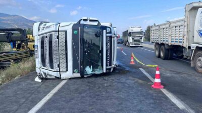 AFYONKARAHİSAR'DA MEYDANA GELEN TRAFİK KAZASINDA KONTROLDEN ÇIKARAK DEVRİLEN TIRDA BİR