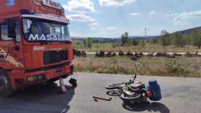 AFYONKARAHİSAR’DA TIRIN ÇARPIŞAN MOTOSİKLET SÜRÜCÜSÜ METRELERCE SAVRULARAK AĞIR YARALANDI.