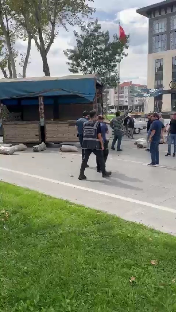 Üreticinin kamyonuyla kendi malını satması engellenince eylem yaptı