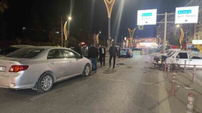 AFYONKARAHİSAR’DA KONTROLDEN ÇIKARAK KARŞI ŞERİDE GEÇEN TOFAŞ OTOMOBİLİN 4 ARACA