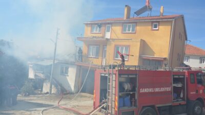 AFYONKARAHİSAR’DA 85 YAŞINDAKİ ADAM EVİNİN ÇATISINDA ÇIKAN YANGIN SONRASI ÖLÜMDEN