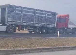 Afyonkarahisar-Konya karayolunun Çay ilçe merkezinde sis nedeniyle zincirleme trafik kazası