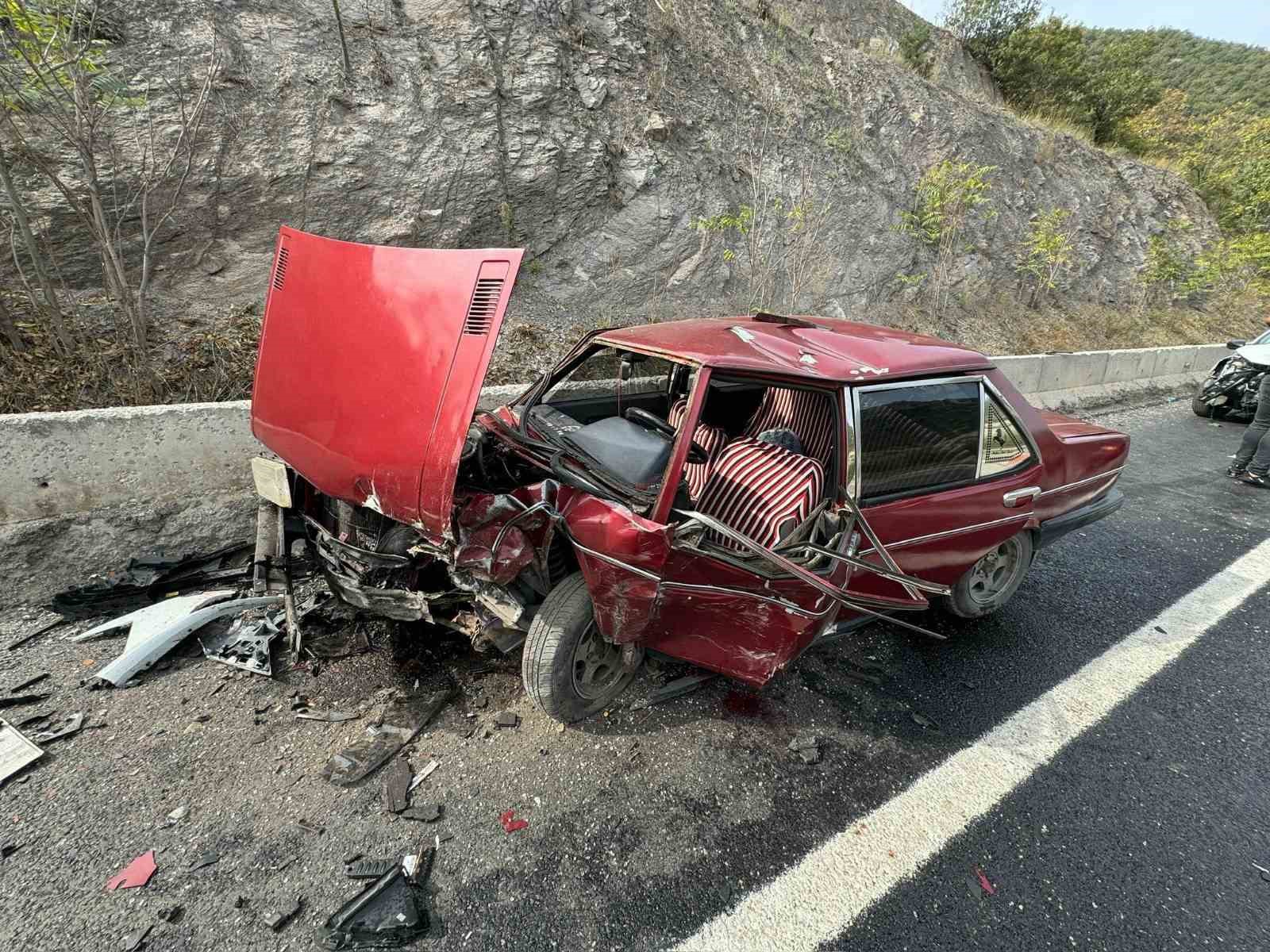 Bilecik’te 2 araç kafa kafaya çarpıştı, 2 kişi yaralandı