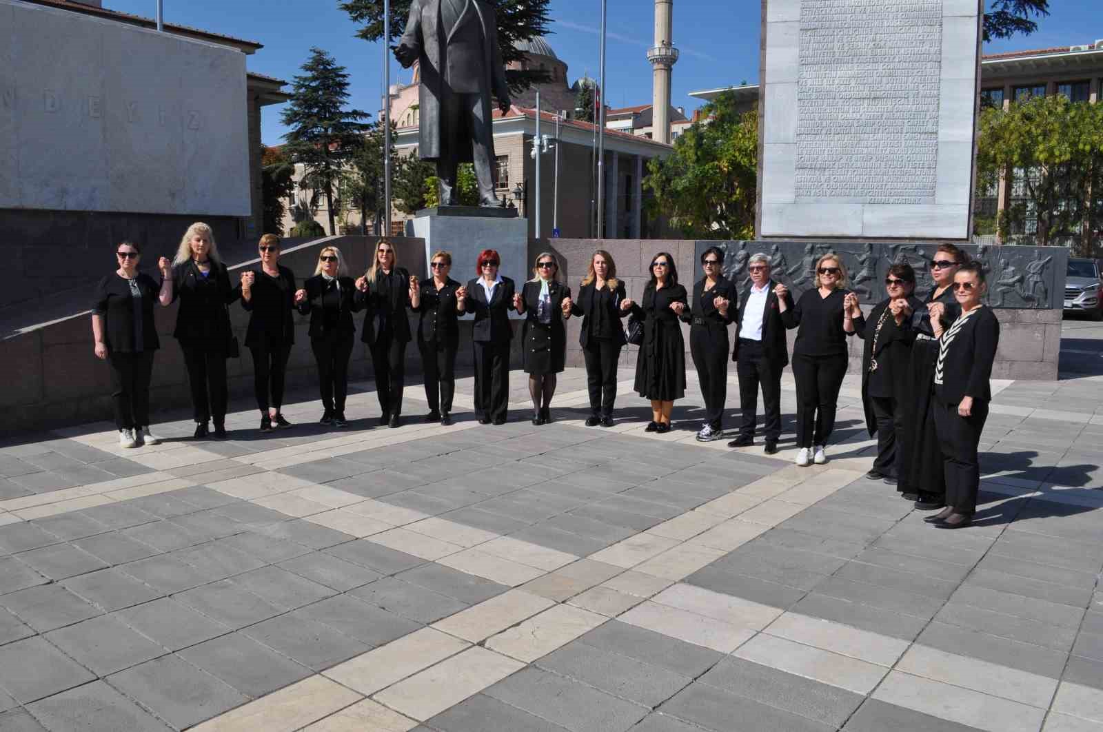 Eskişehirli kadın muhtarlar bir araya gelerek “Kadına ve çocuğa şiddete hayır” dedi