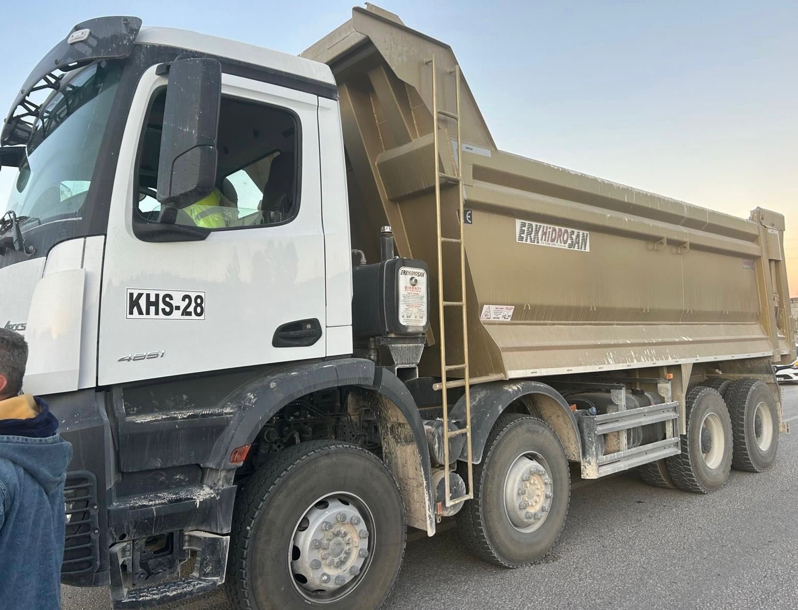 Hem ehliyeti olmayan hem de sahte plakayla trafiğe çıkan sürücüye ceeza yağdı