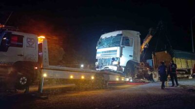 AFYONKARAHİSAR’DA KONTROLDEN ÇIKAN TIR ORTA REFÜJE GİRİP AĞAÇLARI DEVİREREK DURABİLİRKEN,