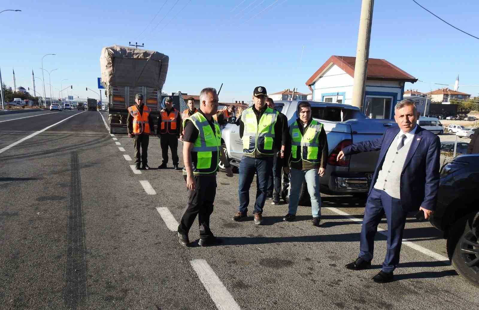 Kütahya’da orman emvali yüklü araçlara mobil denetim