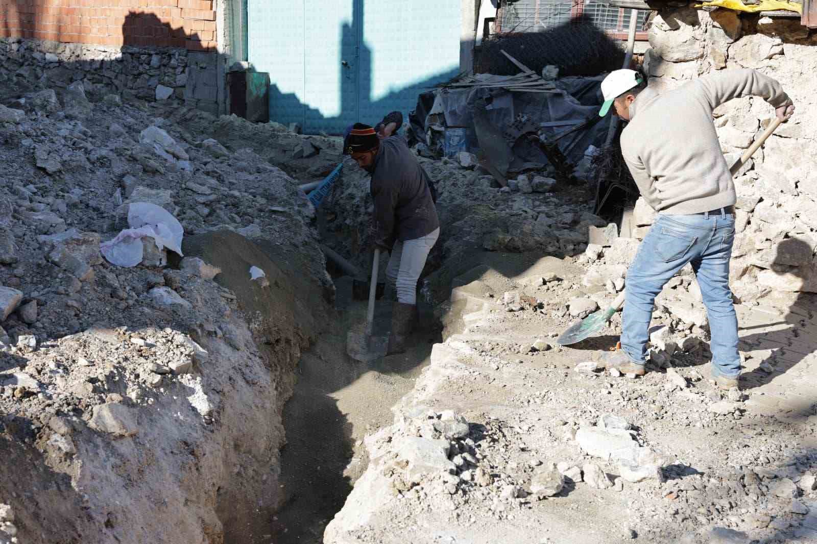 Kütahya’nın Andız Mahallesi’nde deforme olan içme suyu hattı yenileniyor