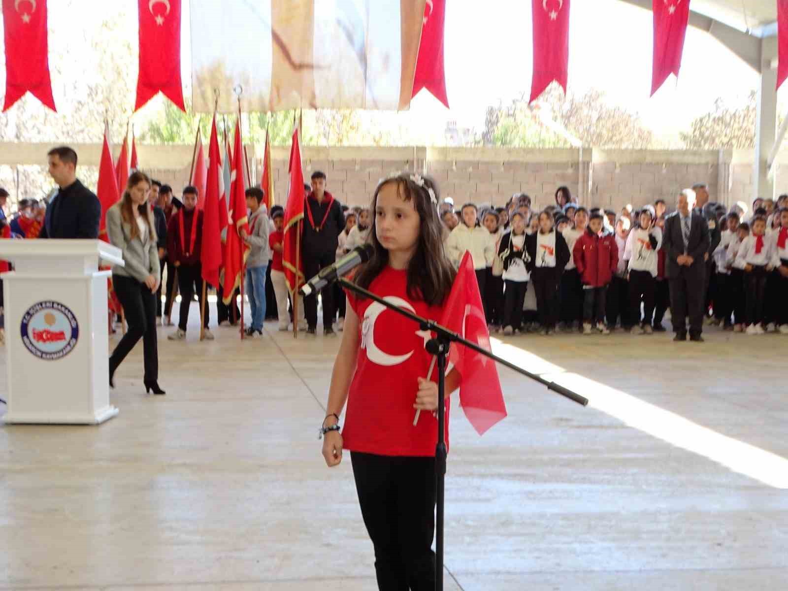 Minik Emine, “Bugün” şiirini okurken gözyaşlarına hakim olamadı