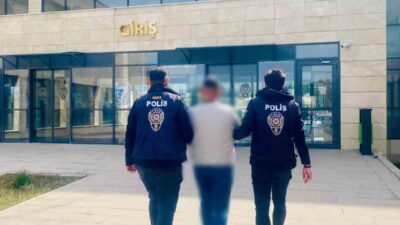 AFYONKARAHİSAR’DA NİTELİKLİ DOLANDIRICILIK SUÇUNDAN HAPİS CEZASIYLA ARANAN ŞAHIS POLİS TARAFINDAN
