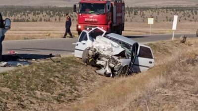 AFYONKARAHİSAR'DA ÖĞRENCİ ALMAYA GİDEN SERVİS ARACI KARŞI YÖNDEN GELEN OTOMOBİLLE