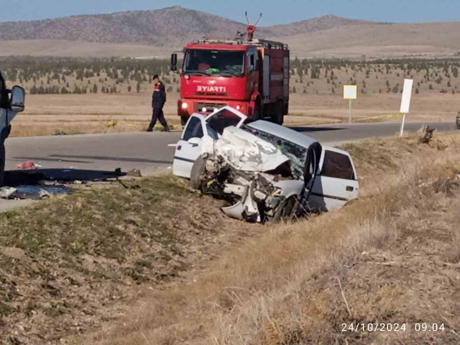 Öğrenci almaya giden servis aracı otomobille çarpıştı 5 kişi ağır yaralandı