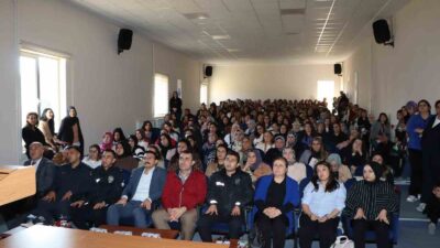 AFYONKARAHİSAR’IN EMİRDAĞ İLÇESİNDE ÖĞRENCİ VE VELİLERE UYUŞTURUCU İLE MÜCADELE KONUSUNDA