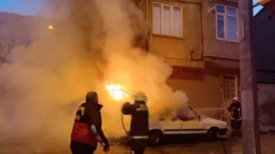 AFYONKARAHİSAR’DA PARK HALİNDEKİ BİR OTOMOBİLDE ÇIKAN YANGIN SONRASI ARAÇ KULLANILAMAZ