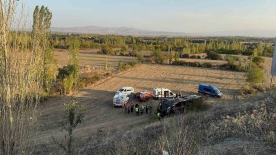 AFYONKARAHİSAR'DA KONTROLDEN ÇIKARAK BARİYERLERİ AŞIP ARDINDAN YAKLAŞIK 50 METRE YÜKSEKLİKTEKİ