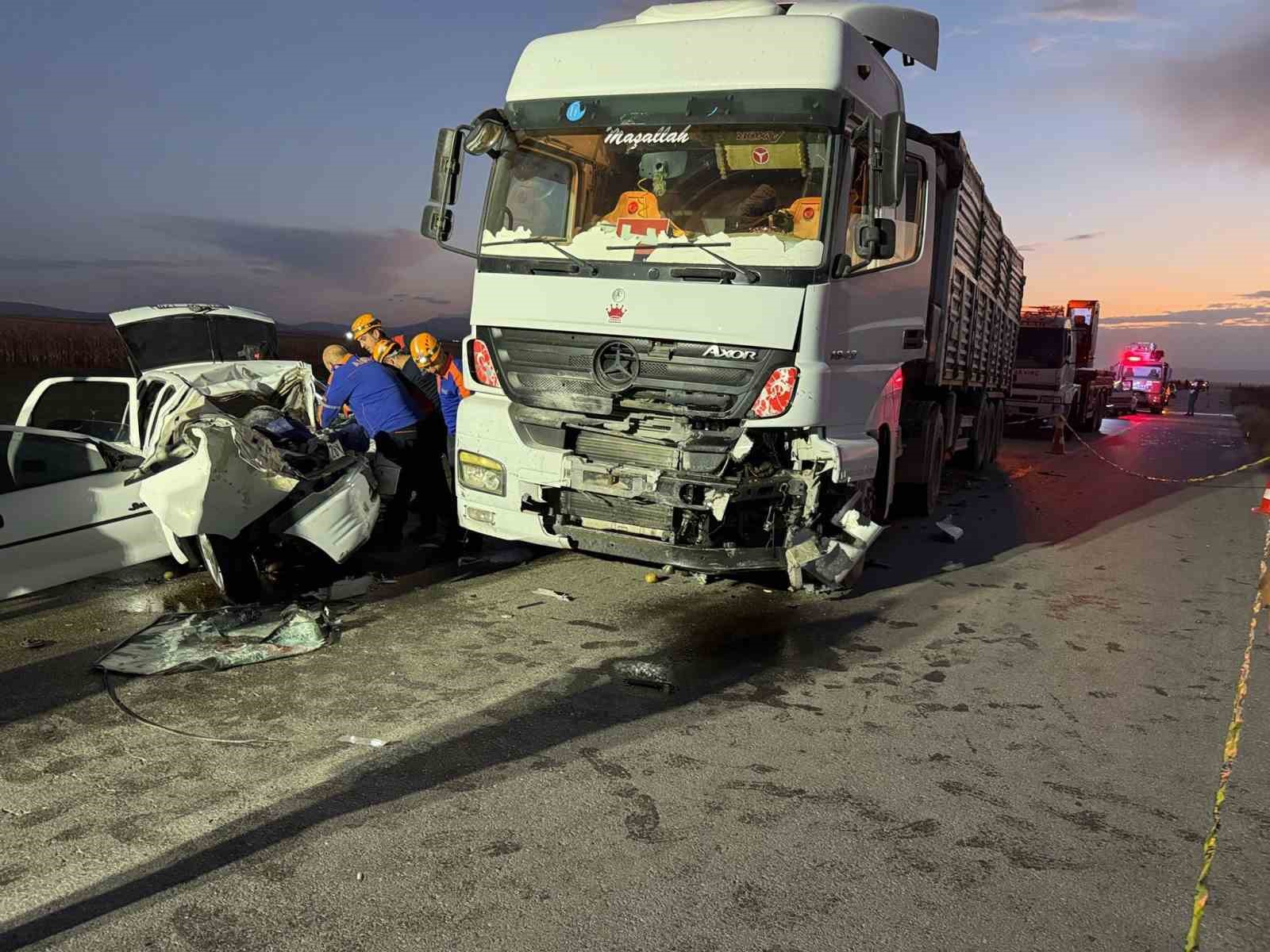 Tırın otomobili kağıt gibi ezdiği kazada 3 kişi hayatını kaybetti