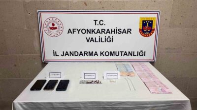 AFYONKARAHİSAR’IN İHSANİYE İLÇESİNDE JANDARMA TARAFINDAN UYUŞTURUCU MADDELER İLE YAKALANAN 3