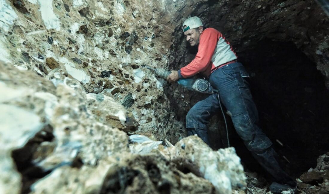 MADENDE İNCELEMELERDE BULUNAN KATILIMCILAR,