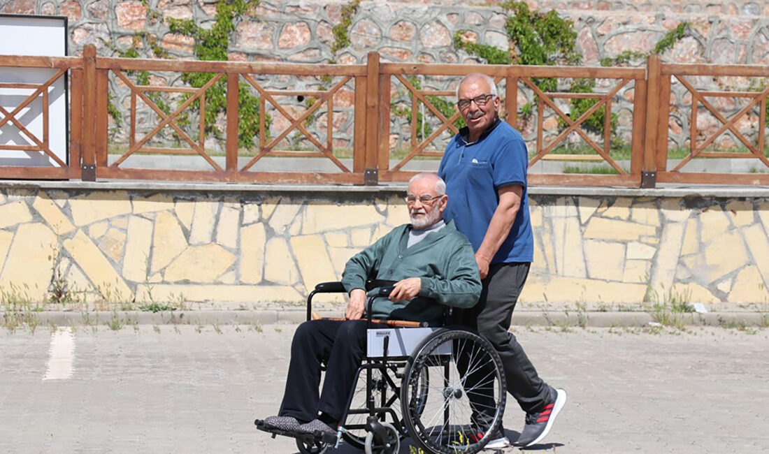 Bakan Göktaş, evlerinde bakılan