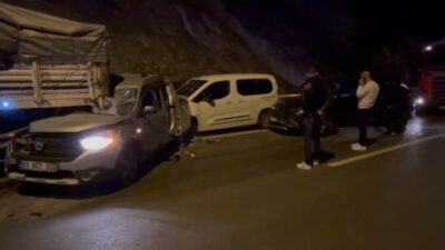 AFYONKARAHİSAR'DA 10 ARACIN KARIŞTIĞI ZİNCİRLEME TRAFİK KAZASINDA ORTALIK SAVAŞ ALANINA