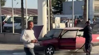 AFYONKARAHİSAR’DA SEYİR HALİNDEYKEN BİR ANDA ALEV ALAN TOFAŞ MARKA OTOMOBİLİN