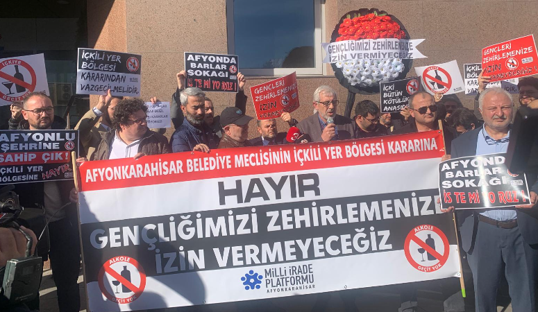 Afyonkarahisar Belediyesi'nin önünde Afyon'da