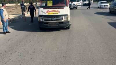 AFYONKARAHİSAR’DA ŞEHİR İÇİ YOLCU TAŞIMACILIĞI YAPAN DOLMUŞ ŞOFÖRÜNÜN ARACINDAN İNEN
