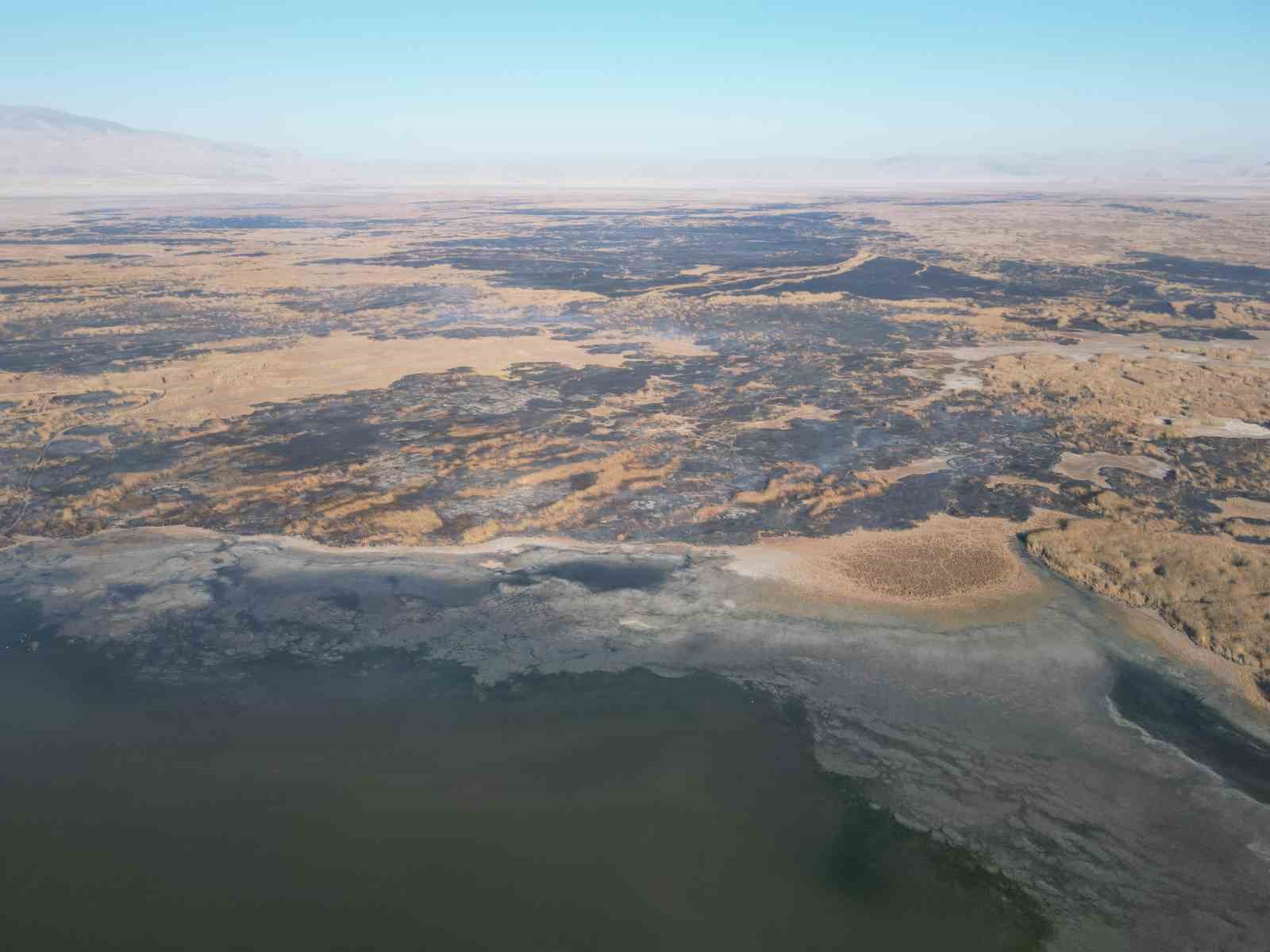 Eber Gölü’ndeki yangınlar çevre felaketine sebep oldu