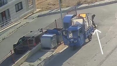 AFYONKARAHİSAR’DA GERİ DÖNÜŞÜM MALZEMESİ ÇALAN BİR ŞAHSIN GÜPEGÜNDÜZ YOL ORTASINDA