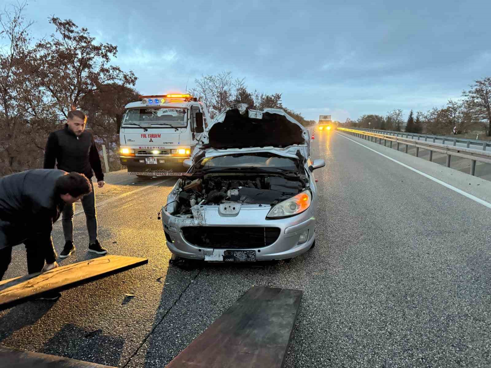 AFYONKARAHİSAR’DA İKİ OTOMOBİLİN ÇARPIŞTIĞI TRAFİK KAZASINDA 2 KİŞİ YARALANDI.