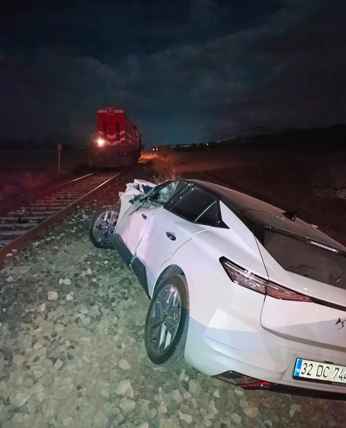 Isparta’da yük treni otomobile çarptı, sürücü ağır yaralandı