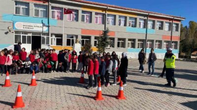 AFYONKARAHİSAR’DA JANDARMA EKİPLERİ 75 ÖĞRENCİYE GÜVENLİ TRAFİK EĞİTİMİ VERDİ.