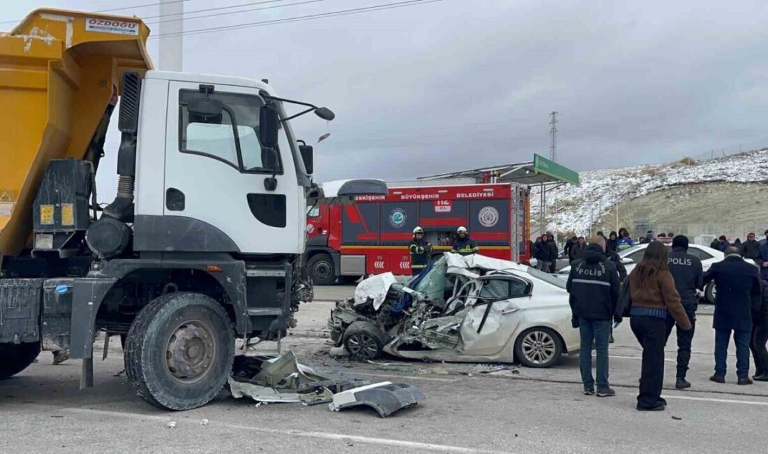 Eskişehir’de kamyonla otomobilin kafa