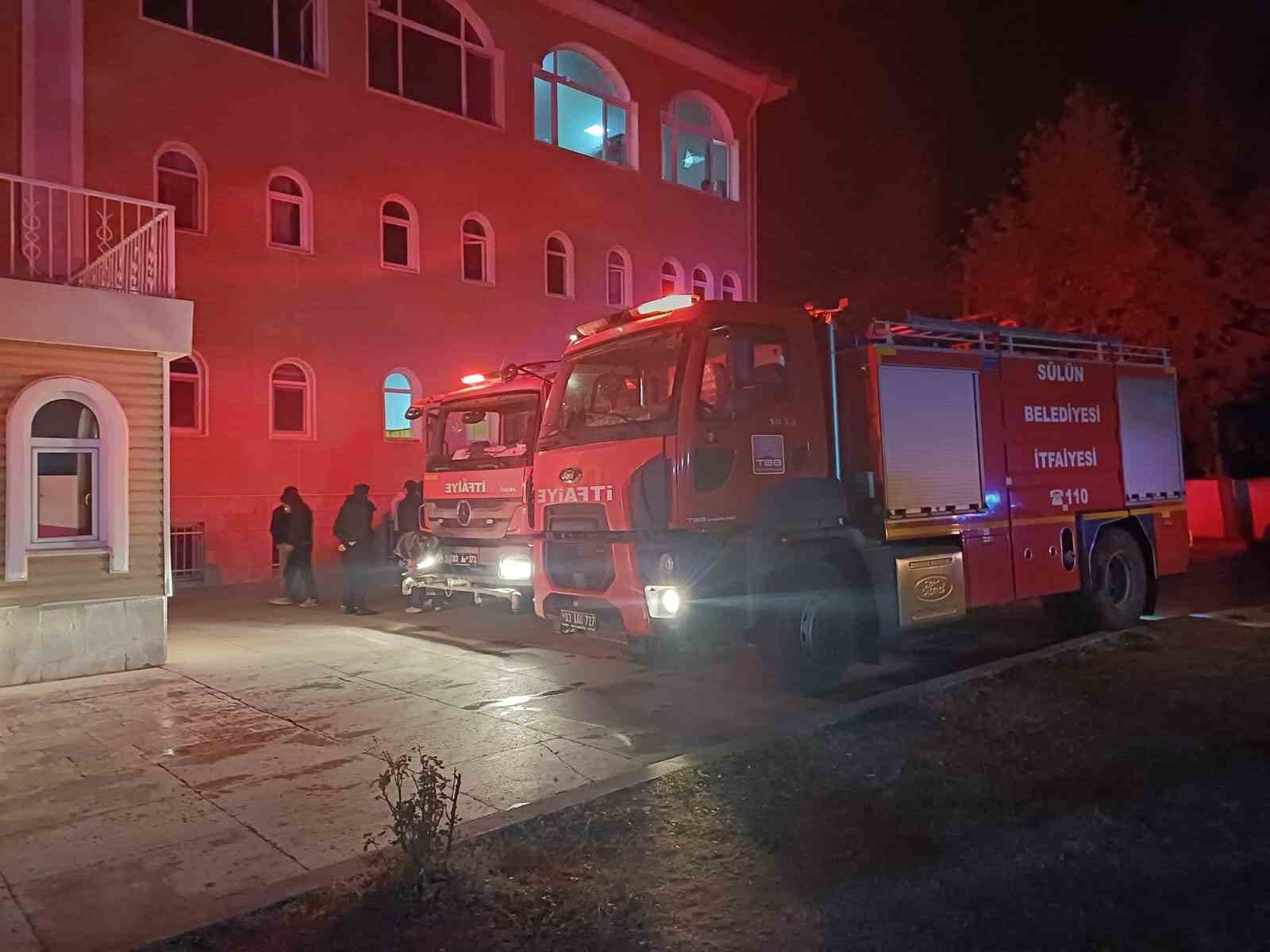 AFYONKARAHİSAR'DA KURAN KURSUNDA ÇIKAN YANGINDA 2 ÖĞRENCİ DUMANDAN ETKİLENİRKEN, KURSTA