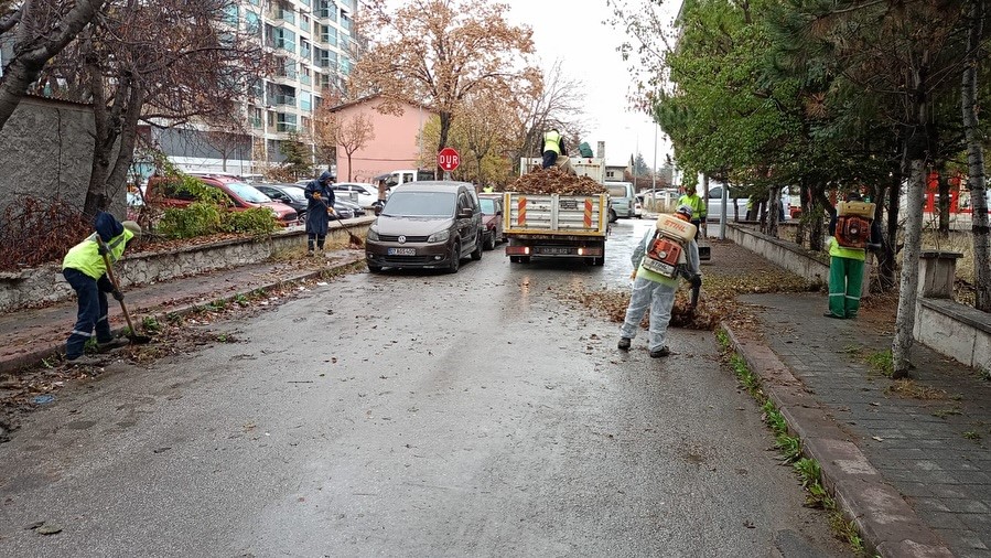 Kütahya’da sonbahar temizliği, belediye ekipleri sahada