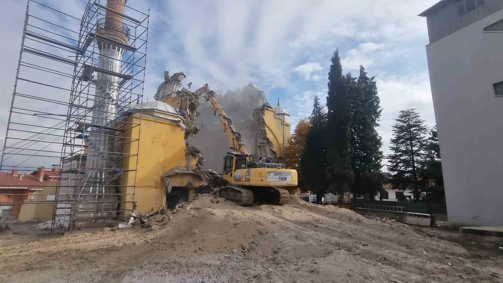 Kütahya’daki tarihi Sultan Alaaddin Camii’nin yıkımına başlandı, minare özel koruma altına alındı