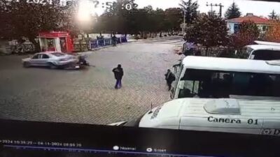AFYONKARAHİSAR’DA KONTROLDEN ÇIKARAK OTOMOBİLE ÇARPAN MOTOSİKLET SÜRÜCÜSÜ KAZAYI ŞANS ESERİ