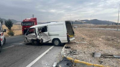 AFYONKARAHİSAR’DA KONTROLDEN ÇIKARAK REFÜJE ÇARPAN MİNİBÜSTE 6 KİŞİ YARALANDI.