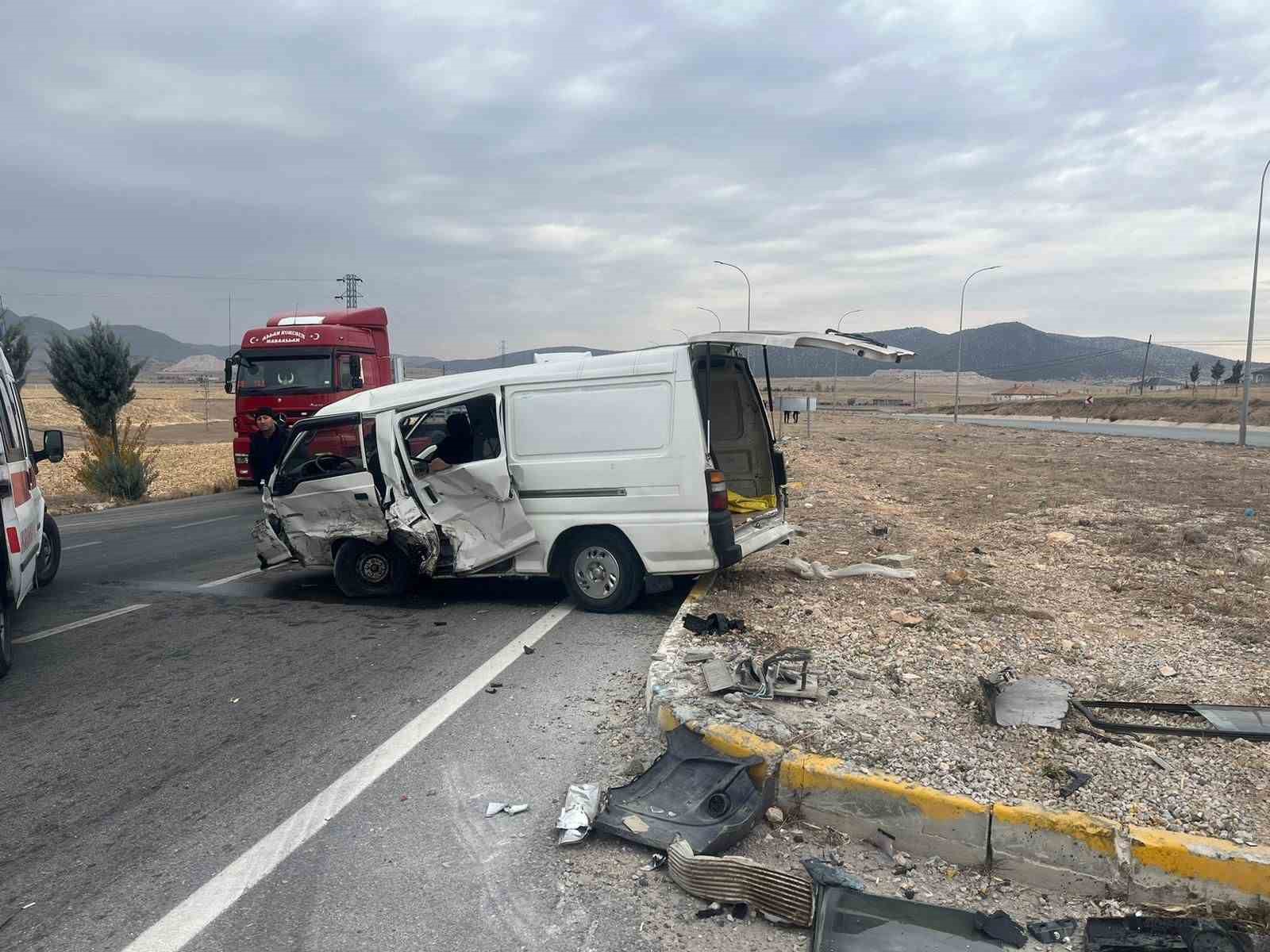 AFYONKARAHİSAR’DA KONTROLDEN ÇIKARAK REFÜJE ÇARPAN MİNİBÜSTE 6 KİŞİ YARALANDI.