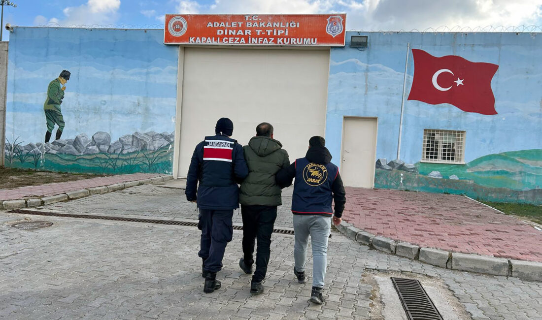 Jandarma ekipleri, çeşitli suçlardan aranan iki şahsı Afyonkarahisar kent merkezi