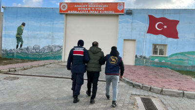 Jandarma ekipleri, çeşitli suçlardan aranan iki şahsı Afyonkarahisar kent merkezi
